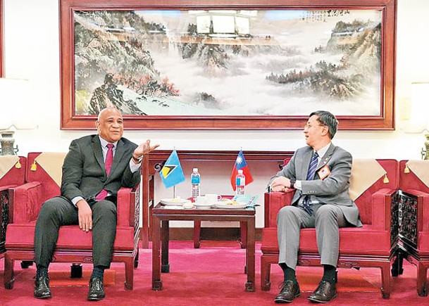 希萊爾（左）與台灣外交部政務次長李淳（右）舉行會談。