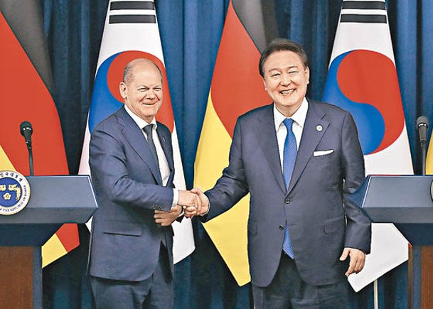 紹爾茨（左）與尹錫悅（右）握手。（Getty Images圖片）