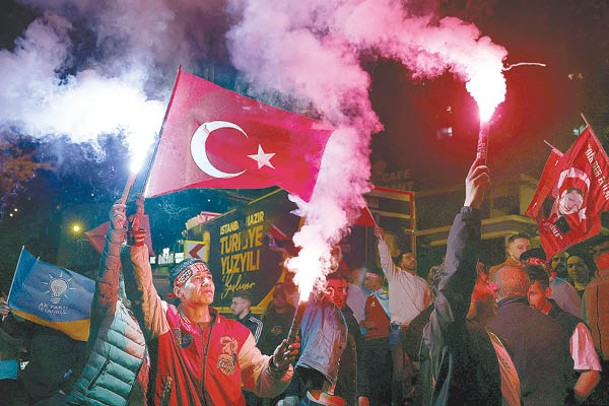 伊斯坦布爾有市民舉旗為選舉助勢。（Getty Images圖片）