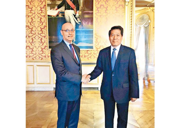 李輝（右）和蒙多洛尼（左）在法國會談。