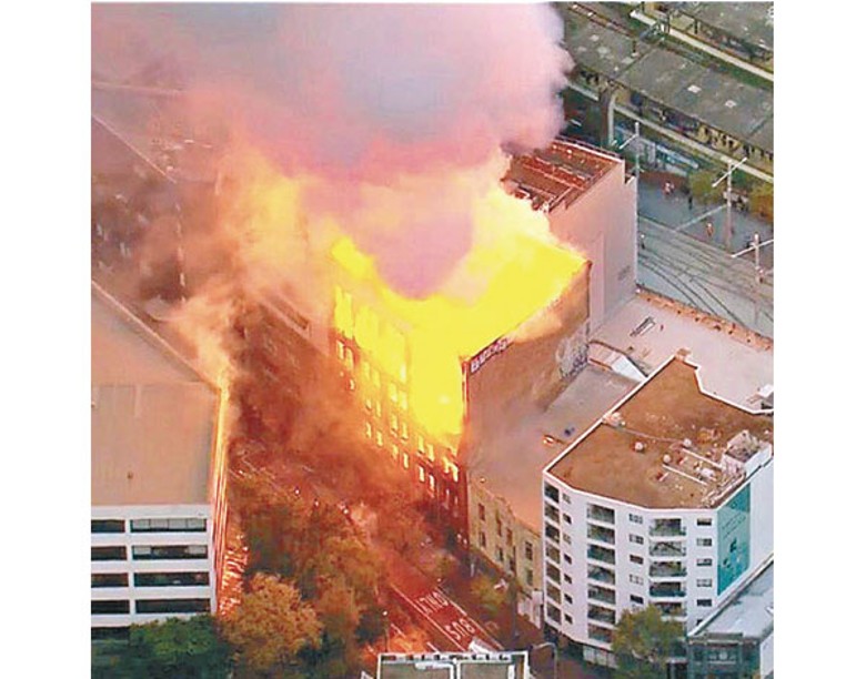 公寓燒通頂，火勢十分猛烈。