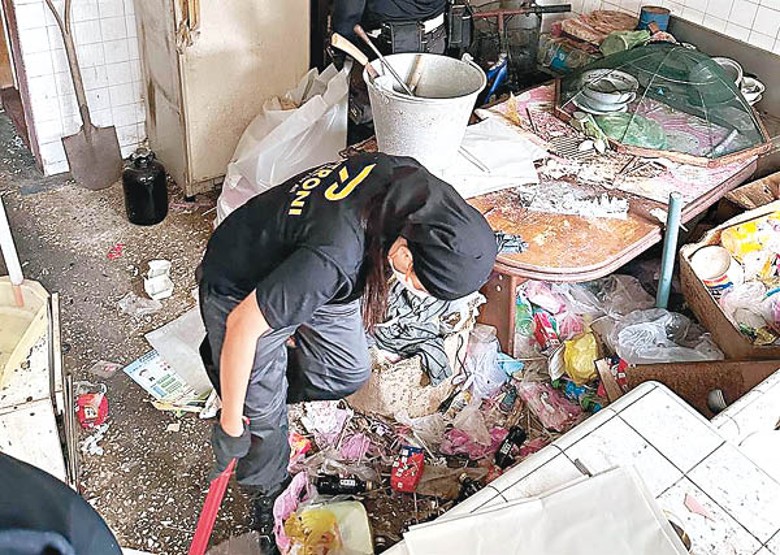 人員協助老婦清理家中大量垃圾。