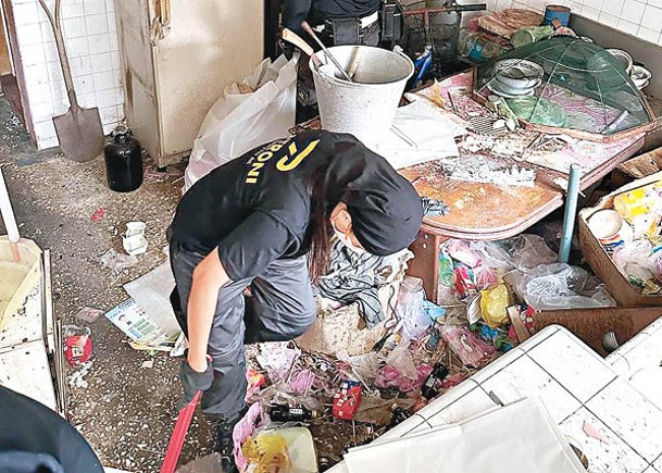 人員協助老婦清理家中大量垃圾。