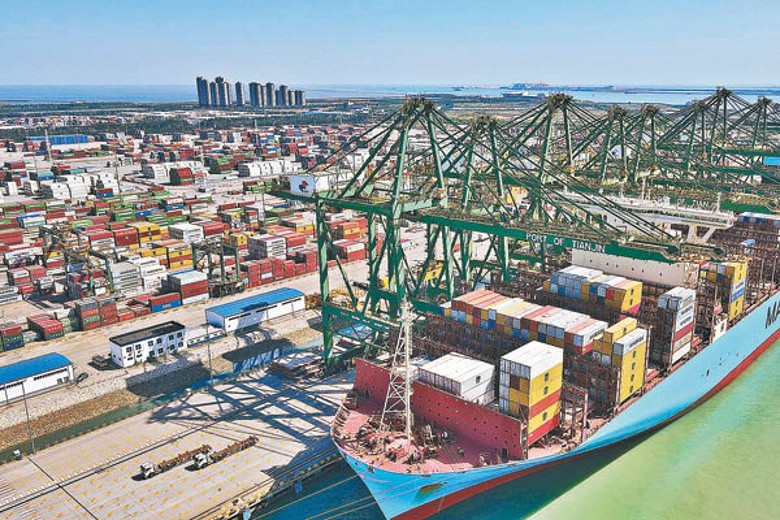 中美兩國經濟深度融合；圖為天津港碼頭。（中新社圖片）
