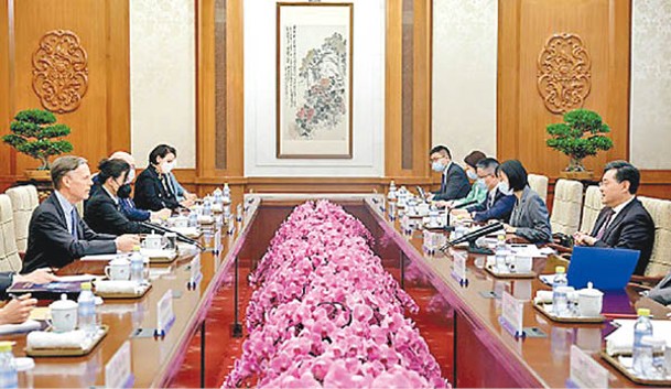 中國外交部長秦剛（右一）會見美國駐華大使伯恩斯（左一）。