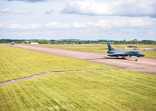 美國B1B超音速轟炸機飛抵英國費爾福德空軍基地。