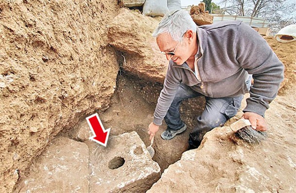 考古學家在遺址調查研究坐廁（箭嘴示）。
