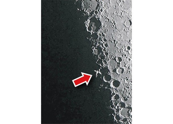 月面X（箭嘴示）指的是一種月球上的特殊光影效果。