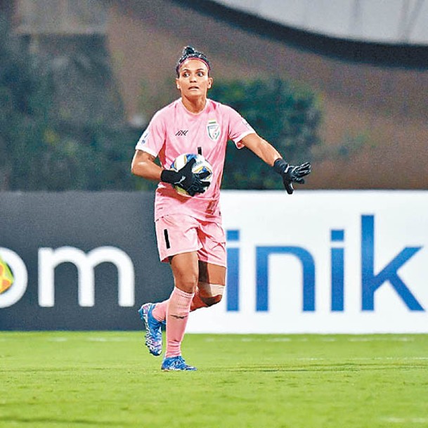 考漢是首位在英格蘭聯賽踢球的印度女性。