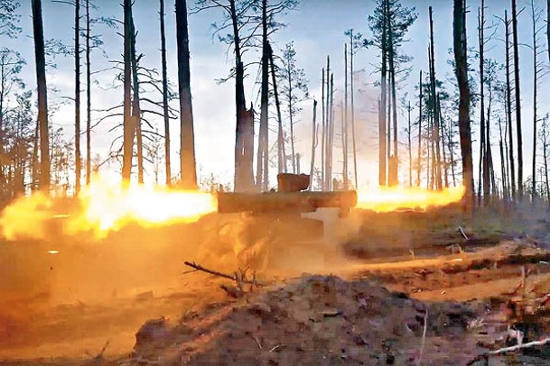 俄羅斯士兵向烏克蘭據點發射反坦克導彈。
