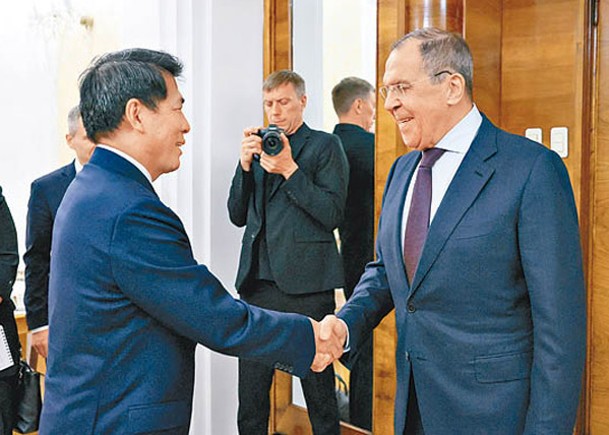 李輝（左）在莫斯科與拉夫羅夫（右）舉行會談。