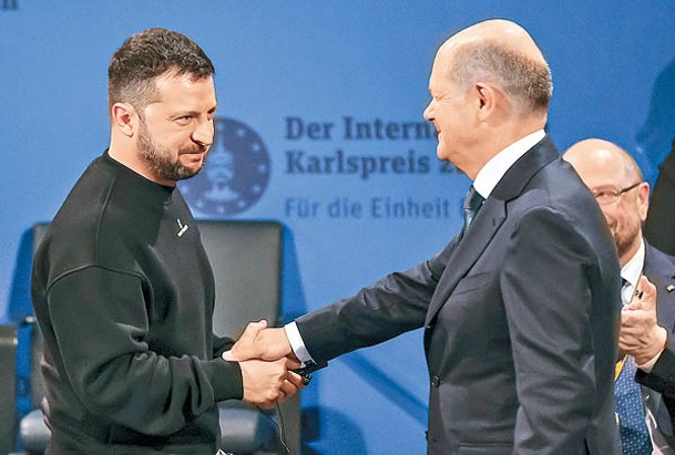 澤連斯基（左）向紹爾茨（右）提出援助導彈的要求。（Getty Images圖片）