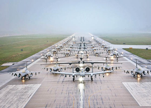 美國空軍在大象漫步展示多架戰機。