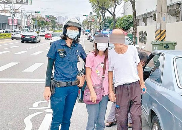 警員（左）截停黃翁（右一），結束對方迷路之旅。