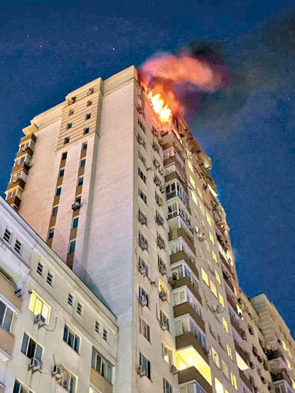 俄軍空襲下，基輔一幢建築物起火。