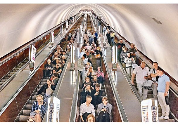 基輔市民在地鐵站內躲避空襲。（Getty Images圖片）