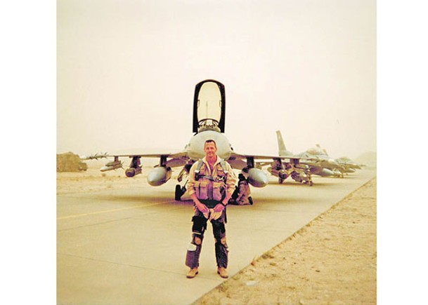 漢普頓是資深退役美軍F16機師。