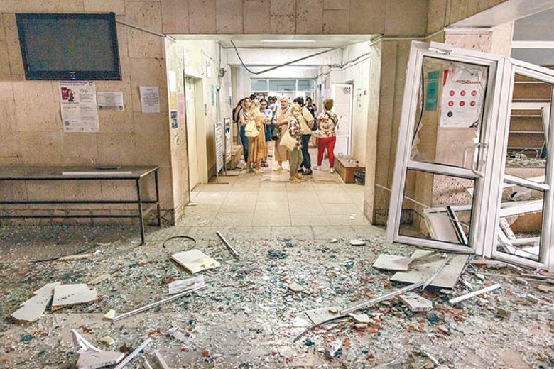 基輔一間醫院入口損毀嚴重。