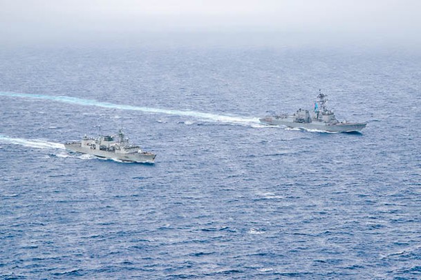 蒙特利爾號護衞艦（左）與鍾雲號神盾驅逐艦（右）通過台灣海峽。