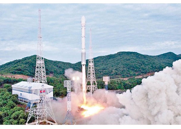 北韓發射首枚軍事偵察衞星失敗。