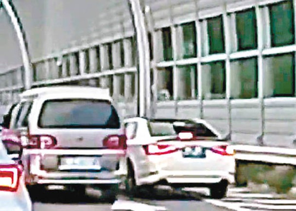 公路互扔水瓶  上海兩司機行拘
