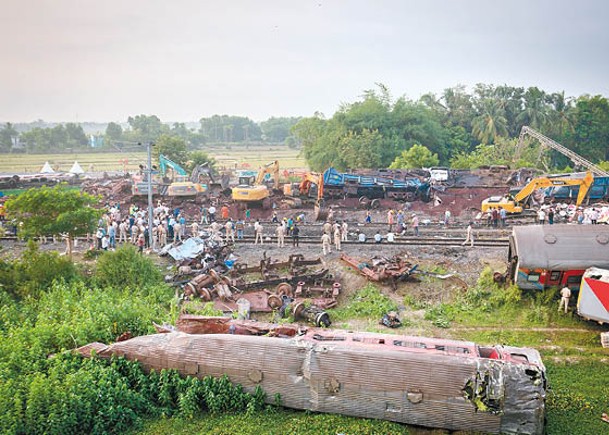 印度列車出軌  傷者逾千醫院缺人手