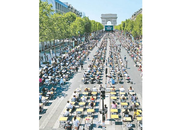 巴黎舉行了世界最大型默書比賽。