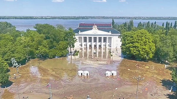 新卡霍夫卡市中央廣場遭洪水淹浸。