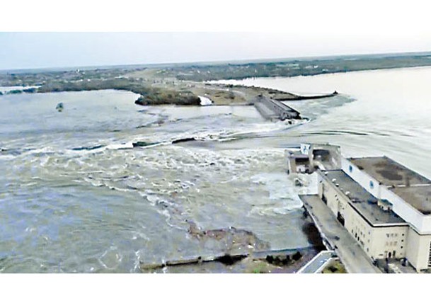 新卡霍夫卡的水電站大壩遇襲決堤。