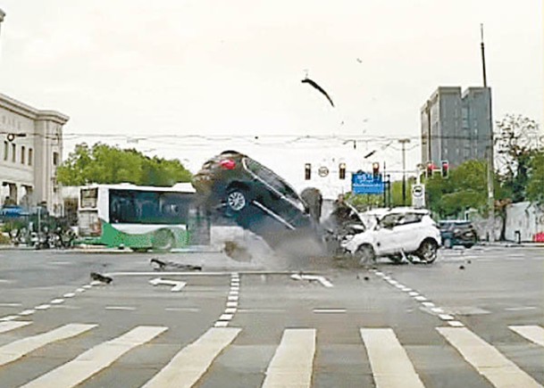 上海市閔行區發生嚴重車禍。