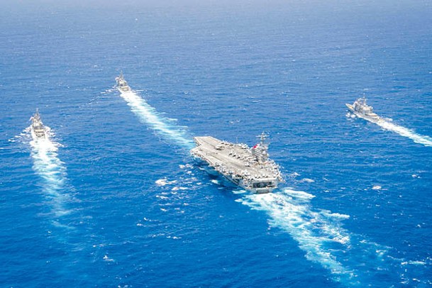 美國神盾巡洋艦夏洛號（後排左起）、斯莫爾斯號、安堤坦號與航空母艦列根號（前排）在菲律賓海編隊航行。
