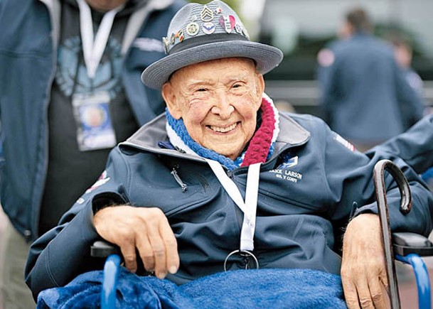 拉森參加諾曼第登陸76周年紀念儀式。（Getty Images圖片）