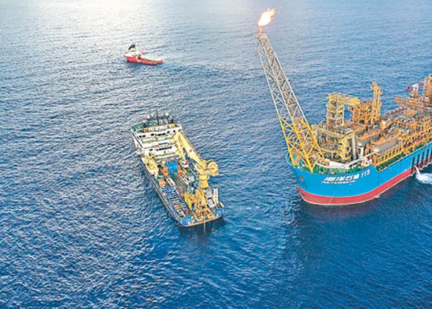 海洋石油119儲油輪進行原油外輸作業。