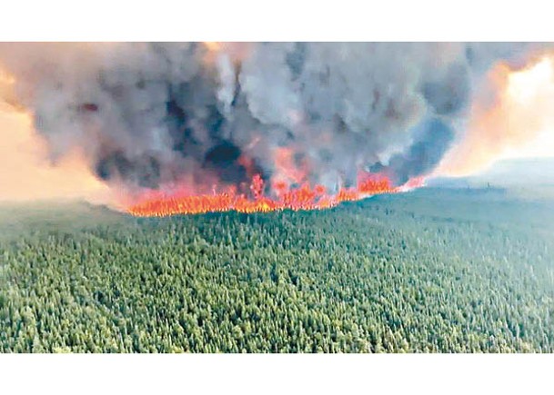 加拿大山火產生大量濃煙。