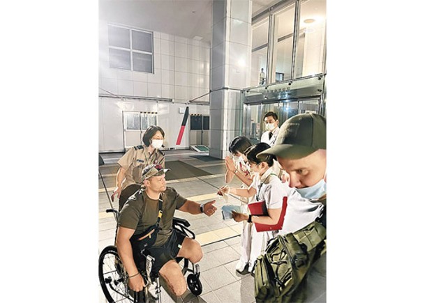 烏克蘭傷兵（左）抵達日本接受治療。