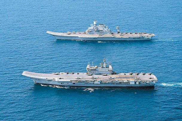 印度航空母艦維克拉瑪蒂亞號（上）與維克蘭特號（下）在阿拉伯海演習。