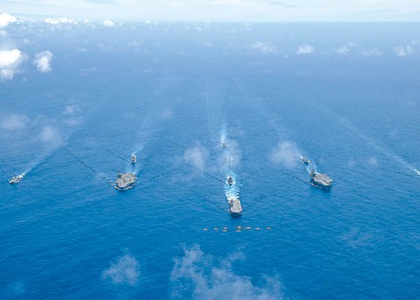 美國航空母艦列根號（左二）與尼米茲號（右二）在菲律賓海編隊航行。