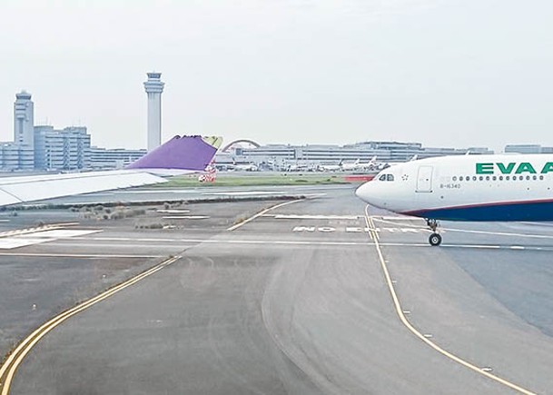 泰航客機（左）機翼與長榮航空客機（右）發生輕微碰撞。