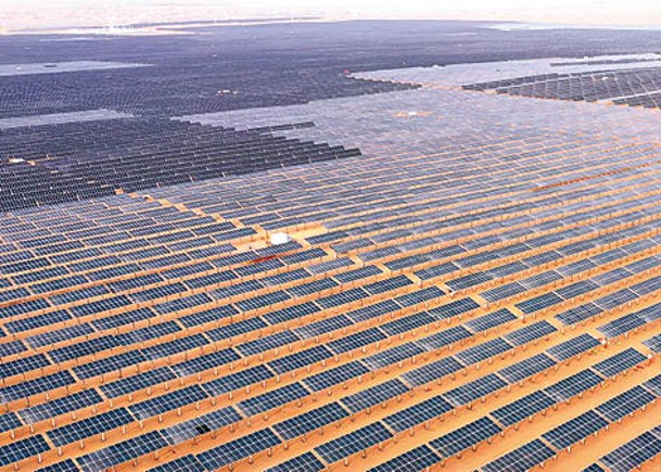 寧夏自治區首個沙漠新能源基地項目併網發電。（中新社圖片）