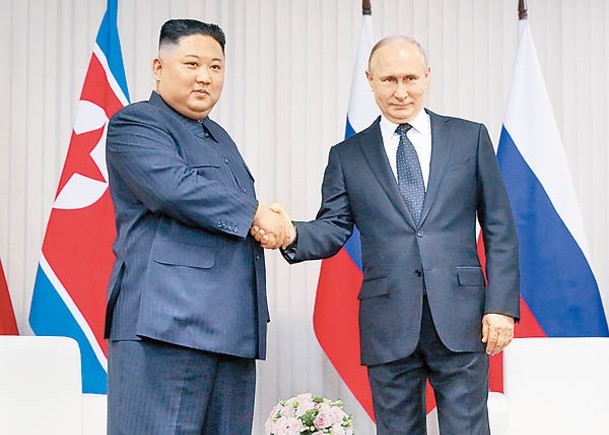 金正恩（左）稱願與普京（右）進一步密切朝俄戰略合作。