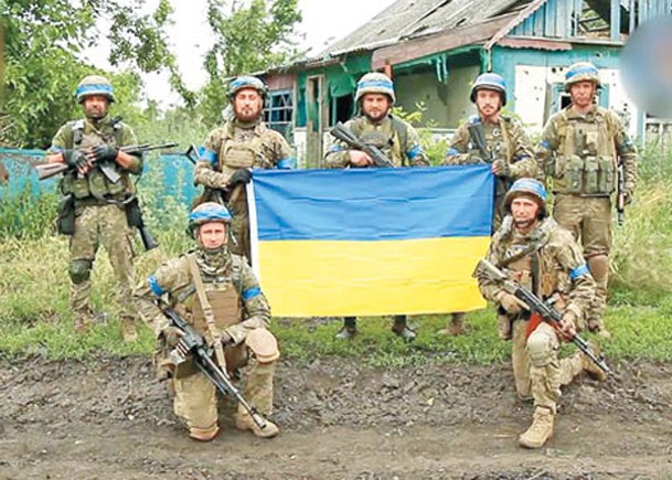 烏克蘭士兵收復失地後展示國旗。