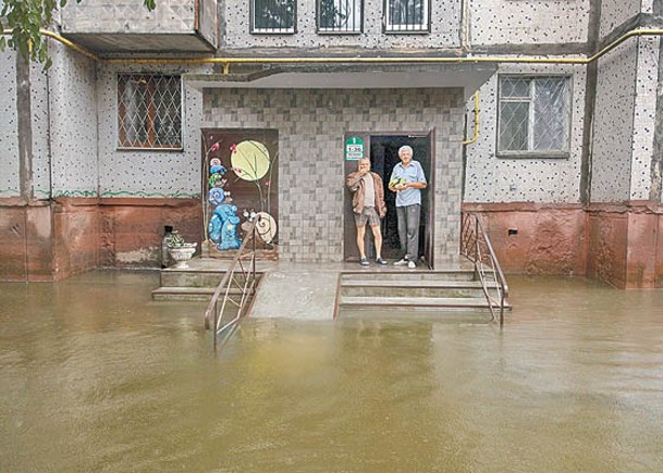 赫爾松州多地居民被洪水圍困。（Getty Images圖片）