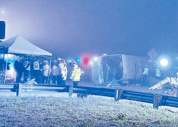 葡萄酒產區出發 濃霧中失事  新省婚禮旅巴翻側10死25傷