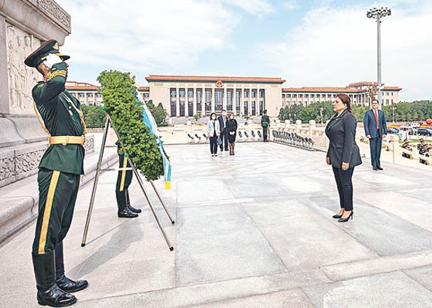 卡斯特羅（前右）向人民英雄紀念碑敬獻花圈。