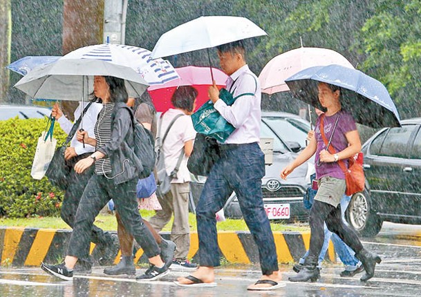 台灣多地下雨，市民舉傘外出。（中時電子報圖片）