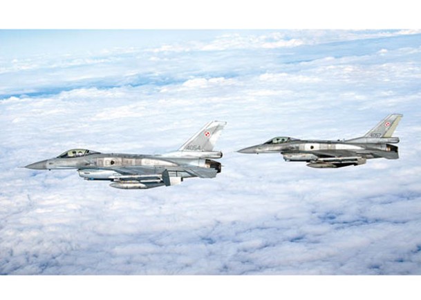 荷蘭打算訓練烏國機師駕駛F16。