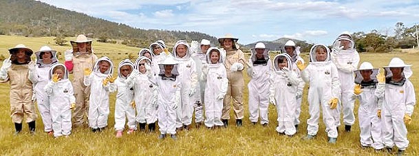 韋雷特、弗萊明及奧德麗‧朗所在的組織提供學習養蜂機會予當地青少年。