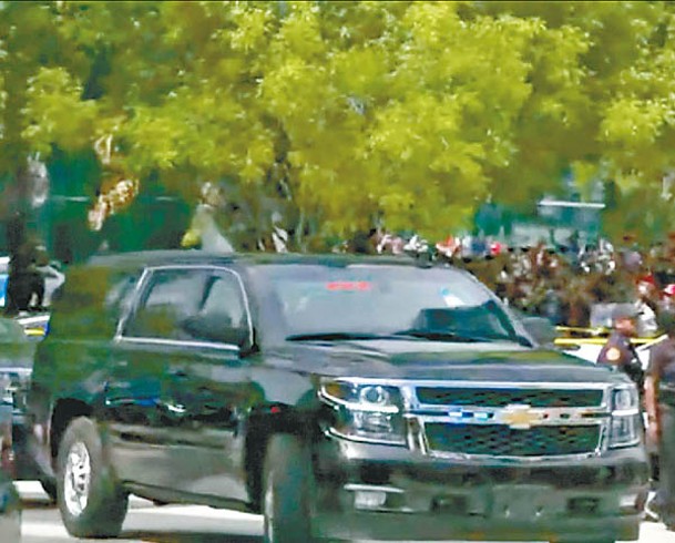 特朗普乘車離開法院，沿路有不少支持者。