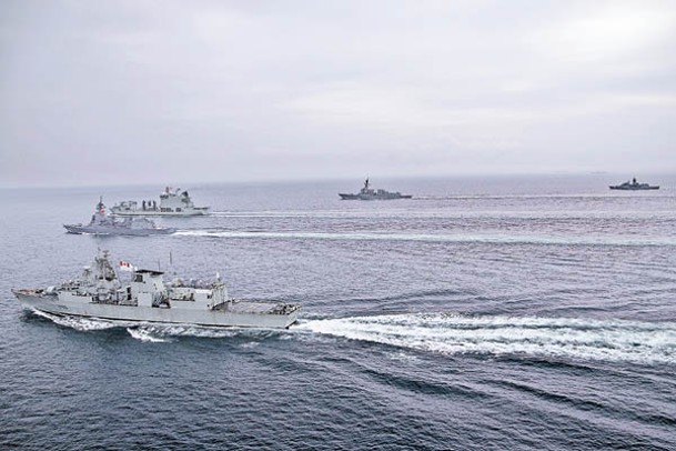加拿大護衞艦蒙特利爾號（前起）、日本驅逐艦不知火號、加拿大補給艦阿斯特里克斯號、美國驅逐艦鍾雲號、澳洲護衞艦澳新軍團號在東海編隊航行。