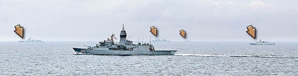 澳洲護衞艦澳新軍團號在東海演習，後方出現4艘解放軍艦艇（箭嘴示）。